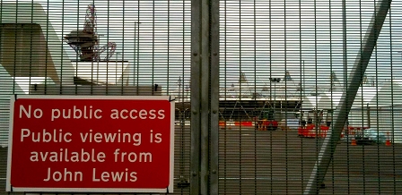 © Robert Rotifer Public Viewing from John Lewis, sagt das Schild
